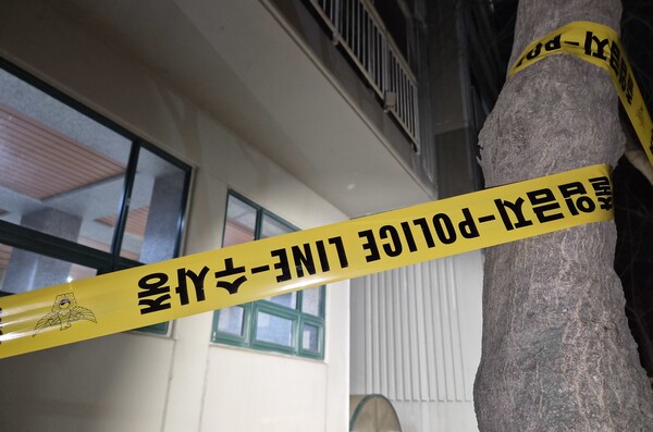 11일 오후 경기 용인시 기흥구 한 아파트 화단에 폴리스라인이 쳐져 있다. ⓒ뉴스1 