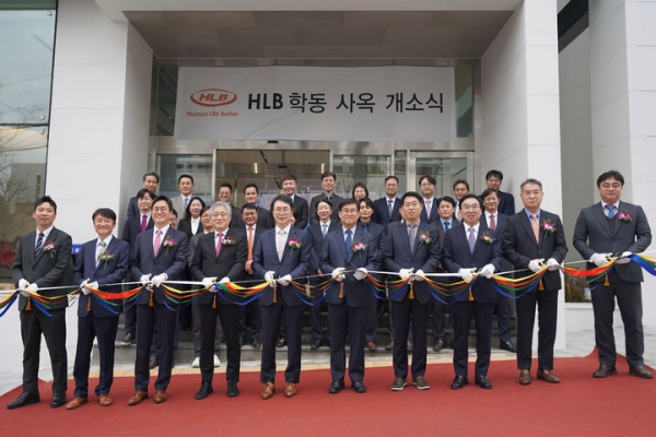 진양곤 HLB그룹 회장(왼쪽 다섯 번째)이 23일 HLB 학동사옥 개소식에서 그룹 임직원들과 함께 기념촬영하고 있다. ⓒ HLB