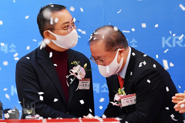 권영수 당시 LG에너지솔루션 대표이사와 이창실 LG에너지솔루션 최고재무책임자(CFO)가 2022년 1월27일 서울 여의도 한국거래소에서 열린 LG에너지솔루션의 코스피 신규상장 기념식에서 악수하고 있다. ⓒ뉴스1
