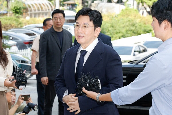 방시혁 하이브 의장이 9월 15일 자본시장법 위반 혐의(사기적 부정거래) 관련 조사를 받기 위해 서울경찰청 금융범죄수사대에 출석한 모습. ⓒ뉴스1   