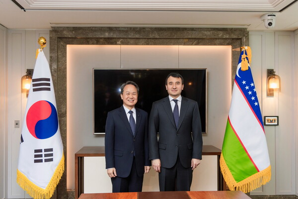 진옥동 신한금융그룹 회장(사진 왼쪽)과 잠시드 호자예프 우즈베키스탄 부총리가 9일 서울 롯데호텔에서 만나 기념촬영을 하고 있다. ⓒ신한금융지주