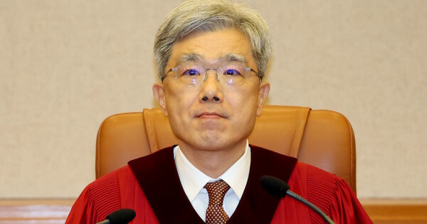 김상환 헌법재판소장이 18일 오후 서울 종로구 헌법재판소에서 열린 조지호 경찰청장 탄핵심판 사건 선고를 위해 대심판정에 자리하고 있다. 이날 헌재는 재판관 전원일치로 조지호 경찰청장 '파면'을 결정했다. ⓒ 뉴스1