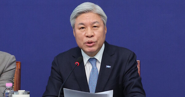 서왕진 조국혁신당 원내대표가 7일 국회에서 열린 기자간담회에서 취재진 질문에 답하고 있다. ⓒ 뉴스1