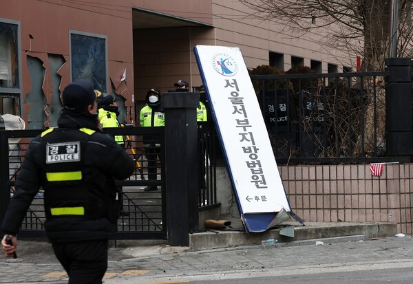 1월 19일 새벽 윤석열 전 대통령 지지자들이 서울서부지법에 침입해 난동을 부린 현장. ⓒ뉴스1 