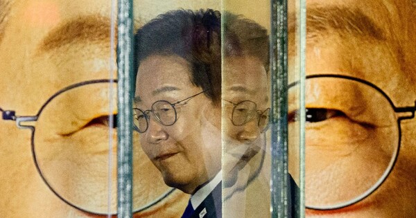 이재명 더불어민주당 후보가  6월4일 대선 최종 결과 발표를 기다리며 지지자들에게 연설할 준비를 하고 있다. 타임지가 14일(현지시각) 올해의 100대 사진에 이 대통령의 이 사진을 골랐다. ⓒ타임지 홈페이지