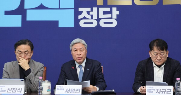 서왕진 조국혁신당 원내대표(가운데)가 7일 국회에서 열린 기자간담회에서 발언하고 있다. ⓒ뉴스1