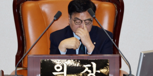 우원식 국회의장이 23일 국회 본회의에서 최수진 국민의힘 의원이 필리버스터를 진행하고 있는 가운데 안경을 고쳐쓰고 있다. ⓒ뉴스1