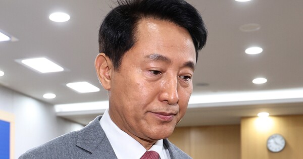 오세훈 서울시장이 1일 오후 서울시청에서 김건희 특검이 오 시장을 '명태균 여론조사비' 대납 혐의로 기소한 것과 관련해 입장을 밝힌 뒤 브리핑실을 나서고 있다. ⓒ뉴스1