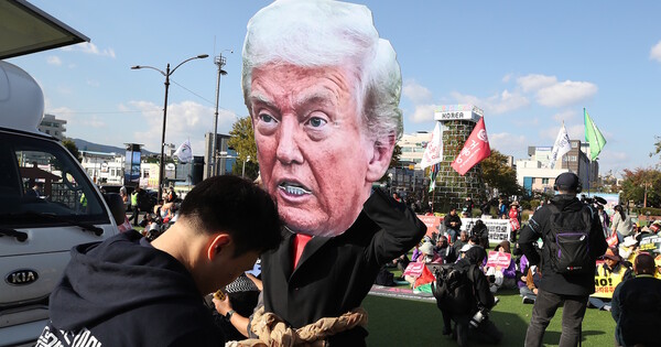 2025년 11월1일 오후 경북 경주시 성동동 옛 경주역 광장에서 APEC 반대 국제민중행동 조직위원회 관계자들이 행진에 등장할 모형 트럼프를 준비하고 있다. ⓒ 뉴스1
