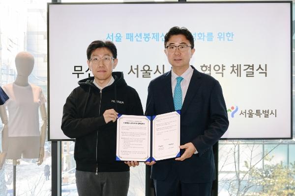 박준모 무신사 대표(왼쪽)와 주용태 서울시 경제실장이 2025년 12월5일 서울 성동구 무신사 성수 N1에서 진행된 업무협약식에서 기념촬영을 하고 있다. ⓒ 무신사