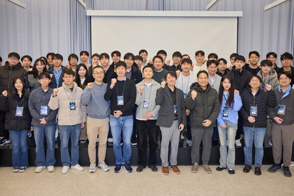 SK텔레콤은 국내 통신사 가운데 유일하게 '국가대표 AI 프로젝트'의 주관사로 선정된 회사다. 사진은 SK텔레콤 '국가대표 AI 프로젝트' 관계자들이 '2025 파운데이션 모델 테크 워크숍'에 참석한 모습. ⓒSK텔레콤