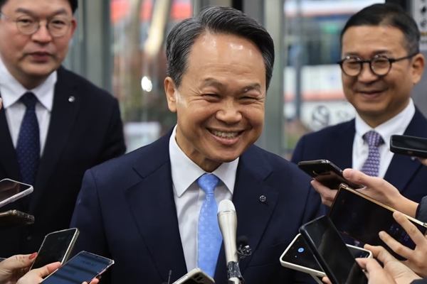 진옥동 현 신한금융지주 회장이 4일 오전 서울 중구 신한금융지주 본사에서 열린 회장후보추천위원회 개별 최종 면접에 참석해 미소를 짓고 있다. ⓒ 뉴스1