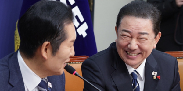 정청래 더불어민주당 대표(왼쪽)와 김병기 민주당 원내대표가 22일 국회에서 열린 최고위원회의 도중 웃으며 대화를 나누고 있다. ⓒ뉴스1