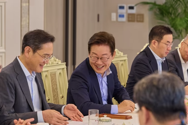 (왼쪽부터) 이재용 삼성전자 회장, 이재명 대통령, 구광모 LG그룹 회장이 8월19일 