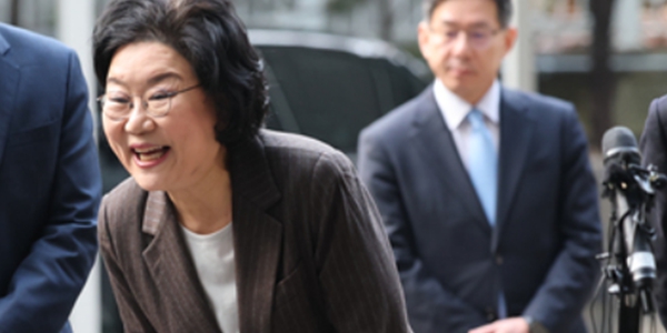 초대 기획예산처 장관 후보자로 지명된 이혜훈 전 국민의힘 의원이 29일 오전 서울 중구 예금보험공사에 마련된 인사청문회 준비 사무실로 첫 출근하며 취재진과 대화하고 있다. ⓒ뉴스1