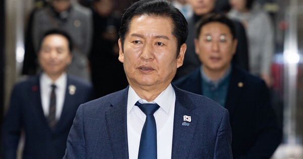 정청래 더불어민주당 대표가 30일 서울 여의도 국회에서 열린 비공개 의원총회에 참석하고 있다. ⓒ 뉴스1