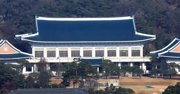 이재명 정부가 3년 7개월 만에 ‘용산 시대’를 마치고 8일부터 서울 용산 대통령 집무실을 청와대로 순차적으로 옮긴다. 이전 작업은 이달 말 완료될 것으로 전해졌다. 사진은 7일 서울 종로구 정부서울청사에서 바라본 청와대 모습. ⓒ 뉴스1