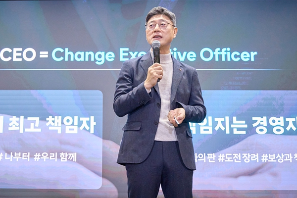 정재헌 SK텔레콤 사장이 16일 서울 을지로 본사 수펙스홀에서 임직원 대상 타운홀 미팅을 열고 