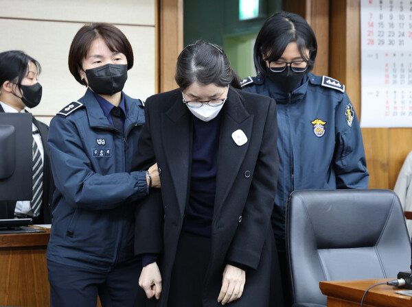 김건희씨가 3일 서울 서초구 서초동 서울중앙지법 재판정에 부축을 받으며 입정하고 있다. 이날 특검은 김씨에게 징역 15년을 구형했다. ⓒ뉴스1