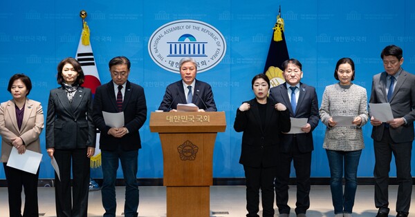 서왕진 조국혁신당 원내대표(왼쪽 네 번째)를 비롯한 의원들이 5일 국회 소통관에서 내란전담재판부 설치법안 관련 기자회견을 하고 있다. ⓒ뉴스1