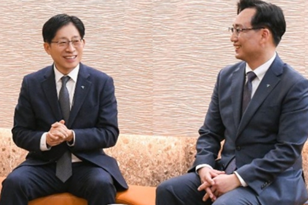 강성묵 하나증권 대표이사 사장(가운데)이 2023년 1월2일 영업점 직원들을 만나 새해 덕담을 나누고 있다. ⓒ하나증권