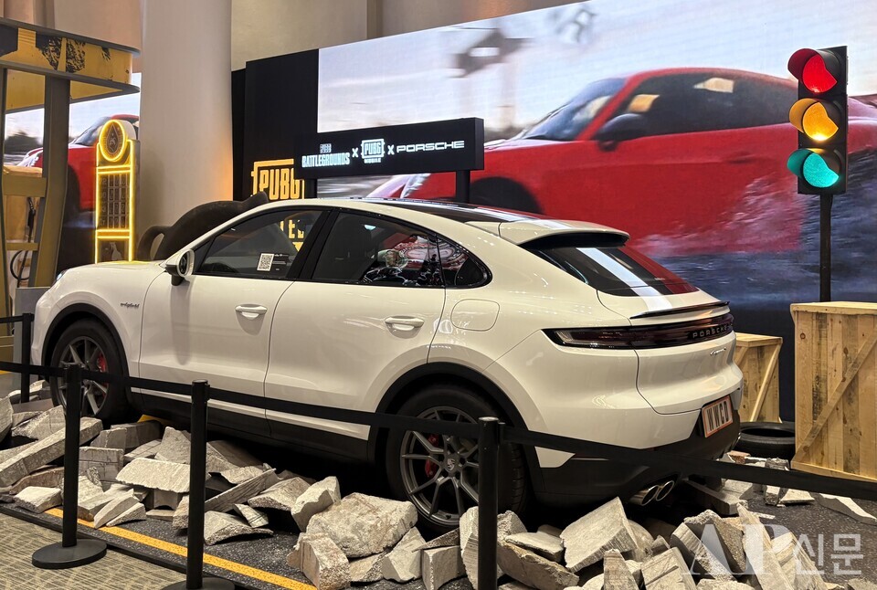 ⓒAP신문(AP뉴스)/ 박수연 기자 = ▲태국 방콕 시암 파라곤(Siam Paragon)에 마련된 ‘펍지 유나이티드(PUBG UNITED)’ 팬 존에서 '포르쉐'가 전시돼 있다. 