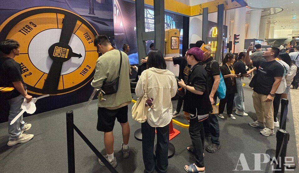 ⓒAP신문(AP뉴스)/ 박수연 기자 = ▲태국 방콕 시암 파라곤(Siam Paragon)에 마련된 ‘펍지 유나이티드(PUBG UNITED)’ 팬 존 럭키드로우 이벤트를 참여하기 위해 방문객들이 긴 줄을 서고 있다.