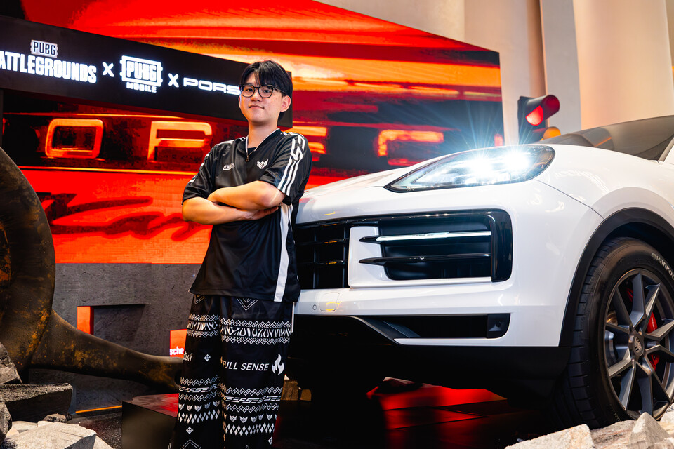 ©AP신문(AP뉴스)/이미지 제공 = 크래프톤 ▲풀 센스 '벨모스(Belmoth)' 촌차녹 찬카세임 선수가 14일(현지시간) 태국 방콕 시암 파라곤 홀에서 열린 크래프톤 주최 'PGC 2025' MVP에 선정됐다. 사진은 벨모스 선수가 부상으로 주어지는 포르쉐 카이엔과 함께 가념촬영을 하는 모습.