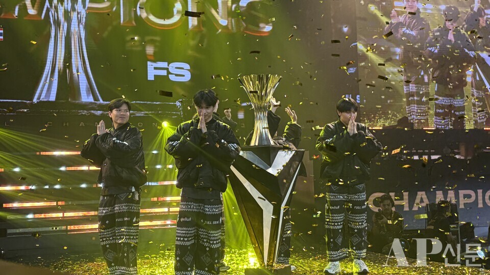 ©AP신문(AP뉴스) 박수연 기자 ▲풀 센스 선수단이 14일(현지시간) 태국 방콕 시암 파라곤 홀에서 열린 크래프톤 주최 'PGC 2025' 우승 세리머니 후 팬들에게 감사 인사를 전하고 있다.