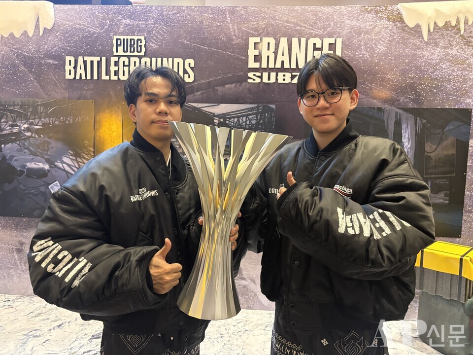 ©AP신문(AP뉴스) 박수연 기자 ▲풀 센스의 '루쉬' 테라퐁 싱통 감독(왼쪽)과 '벨모스' 촌차녹 찬카세임 선수가 14일(현지시간) 태국 방콕 시암 파라곤 홀에서 열린 크래프톤 주최 'PGC 2025' 우승 직후 가진 기자간담회에 참석해 기념촬영을 하고 있다.