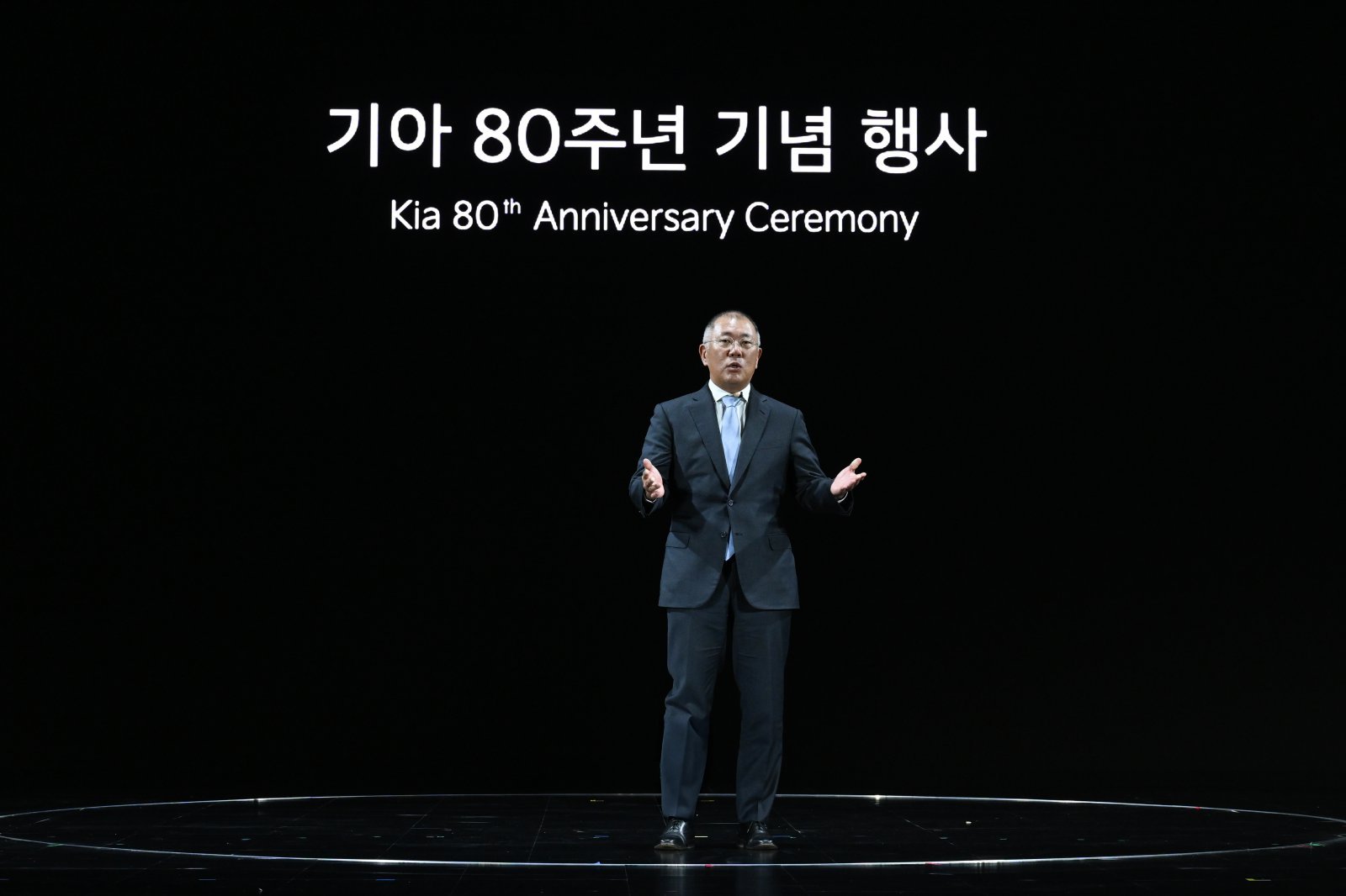 정의션 현대차그룹 회장이 5일 경기 용인시 기아 비전스퀘어에서 열린 기아 80주년 기념 행사에서 기념사를 말하고 있다. 기아 제공