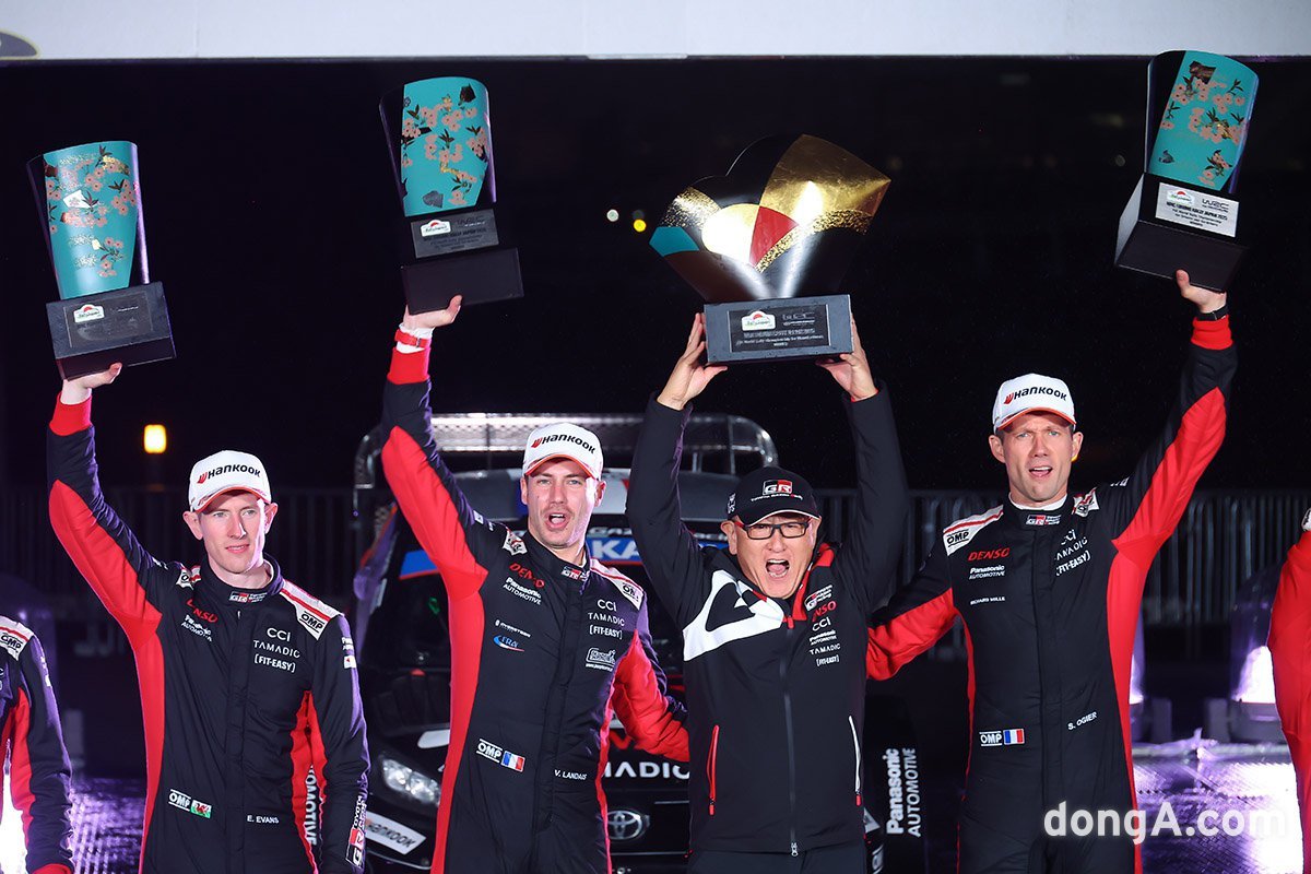 왼쪽에서 세 번째 모리조 도요타 가주 레이싱 드라이버가 11월 30일(현지시간) 사우디아라비아에서 열린 WRC 최종전에 출전해 우승을 확정 짓고 기념촬영을 하고 있다. 도요타 가주 레이싱 제공   