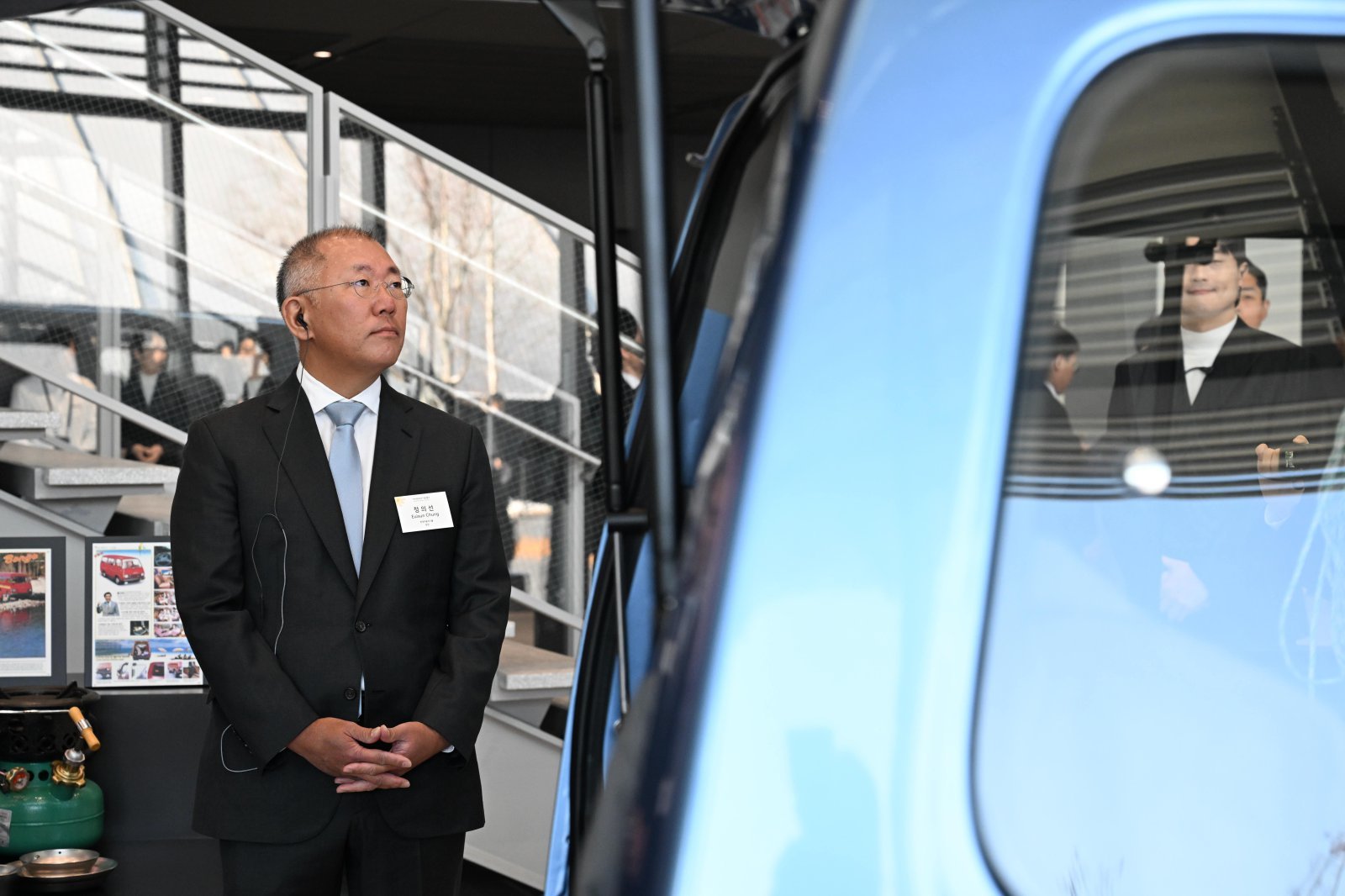 정의선 현대자동차그룹 회장이 5일 경기 용인시 비전스퀘어에서 열린 기아 80주년 기념 전시 ‘움직임의 유산’을 관람하고 있다. 2025.12.05. 사진=현대차·기아 제공