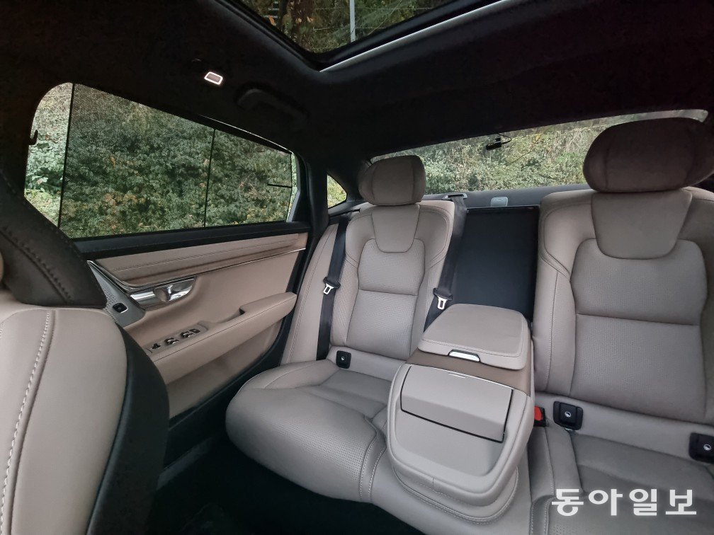 볼보 S90 B5 울트라 다크 모델의 운전석에서 측면 선블라인드를 내려놓은 뒷좌석 공간을 찍은 모습. 실내 색상에는 ‘카다멈’이 적용돼 있다. 김도형 기자 dodo@donga.com