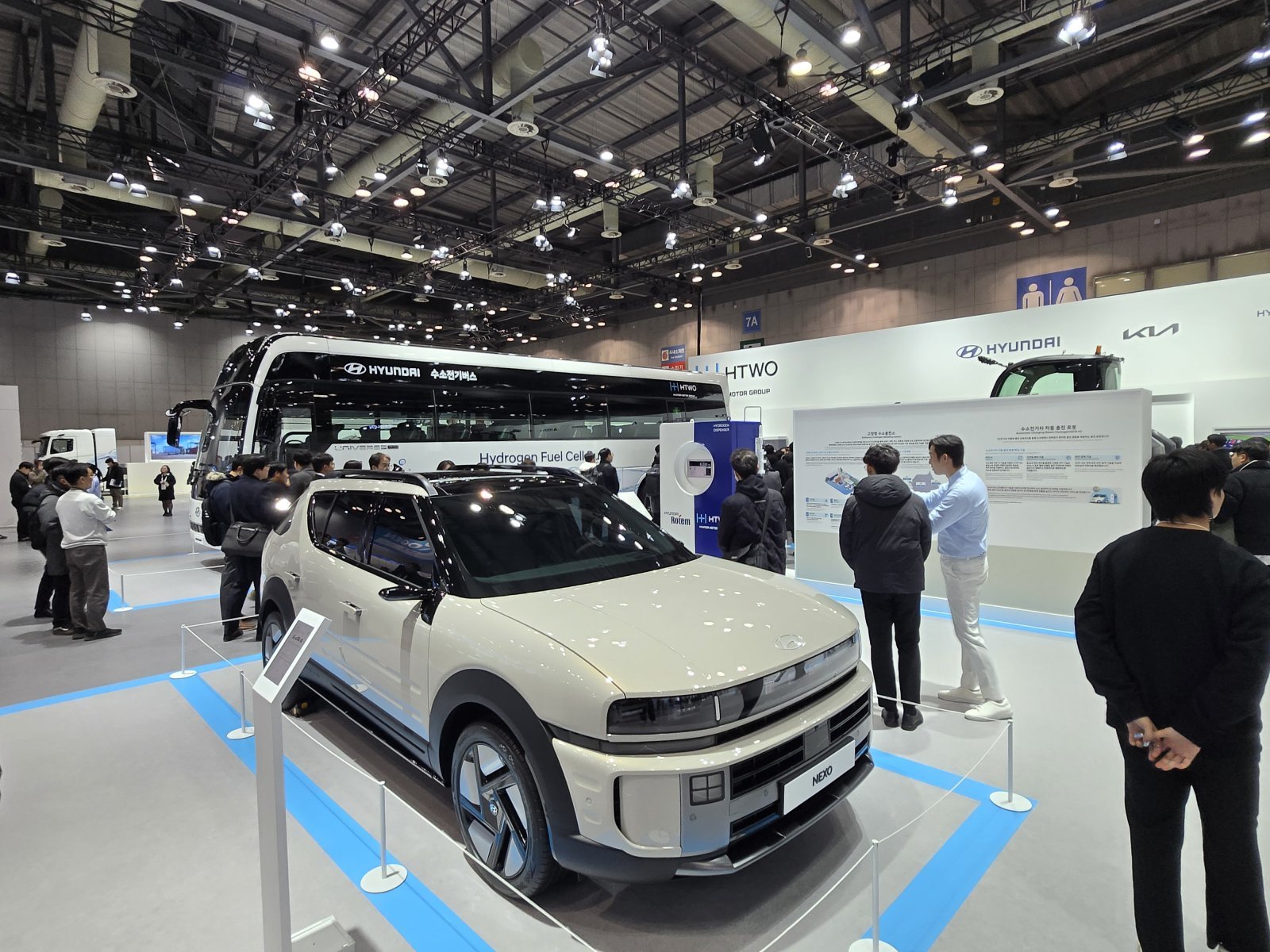 4일 경기 고양 킨텍스 제2전시장에서 개막한 ‘월드 하이드로젠 엑스포(WHE) 2025’에서 현대자동차그룹 공동부스 안에 현대차의 수소전기차(FCEV) SUV ‘디 올 뉴 넥쏘’가 전시된 모습. 2025.12.04 뉴스1