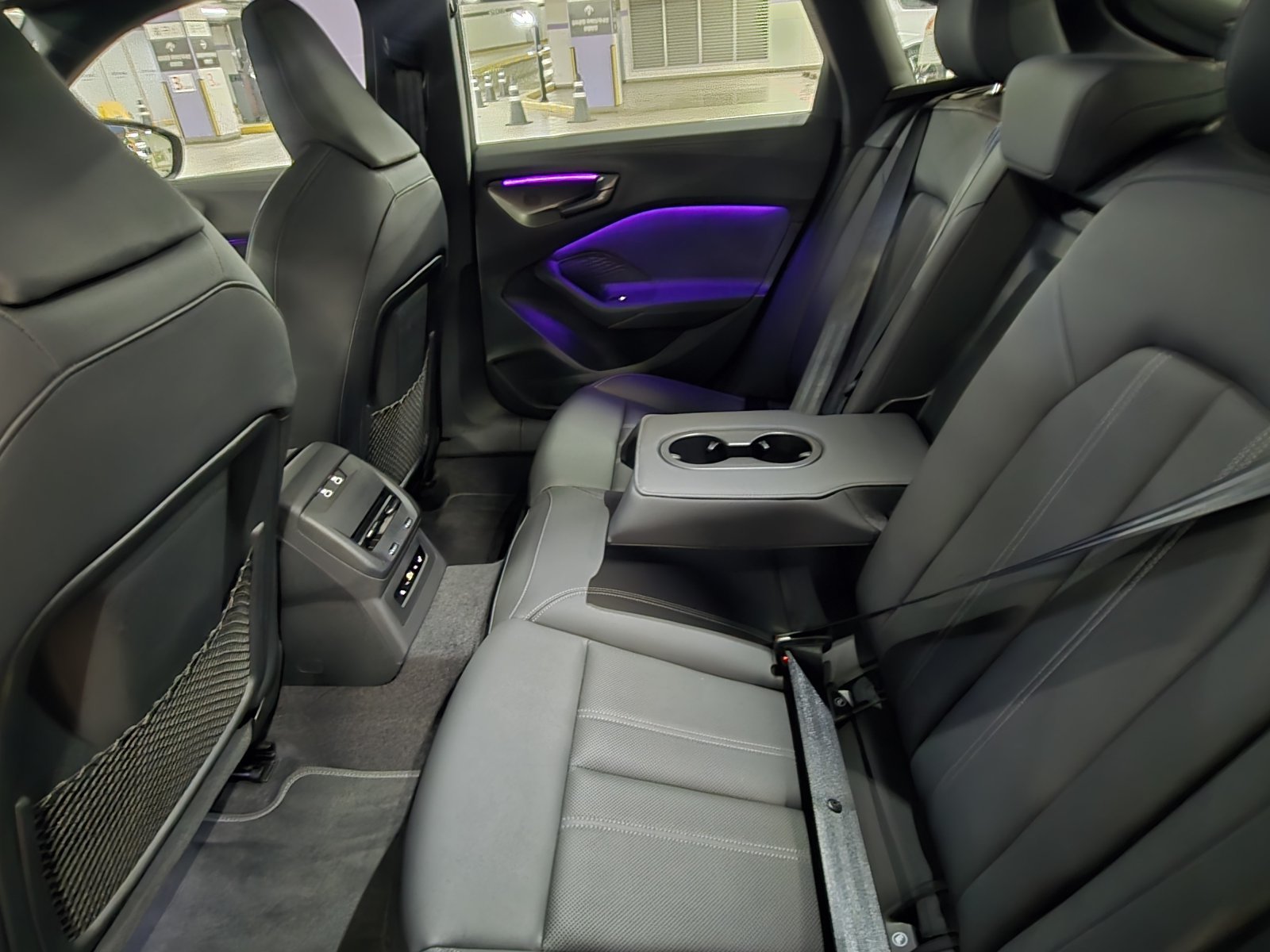 아우디 중형 세단 ‘더 뉴 아우디 A5’ 기본 트림 ‘A5 40 TFSI 콰트로’(S라인 블랙 에디션)의 2열 내부 모습. 2025.12.10/뉴스1 