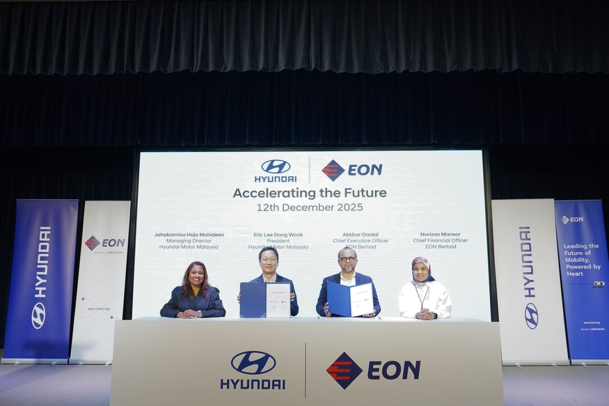 이동욱 현대자동차 말레이시아법인 법인장(왼쪽에서 두 번째)와 아크바르 다니엘 EON 최고경영자(CEO·오른쪽에서 두 번째)가 최근 업무협력을 위한 의향서(LOI)를 체결하고 기념 사진을 촬영하고 있다. (사진=현대차)