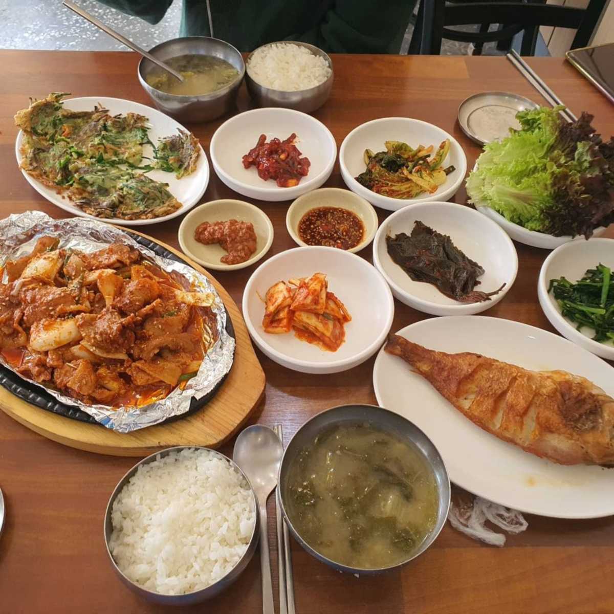 따뜻한 집밥의 정수를 담은 푸짐한 한 상, 백반 맛집 5곳 | 핫식신