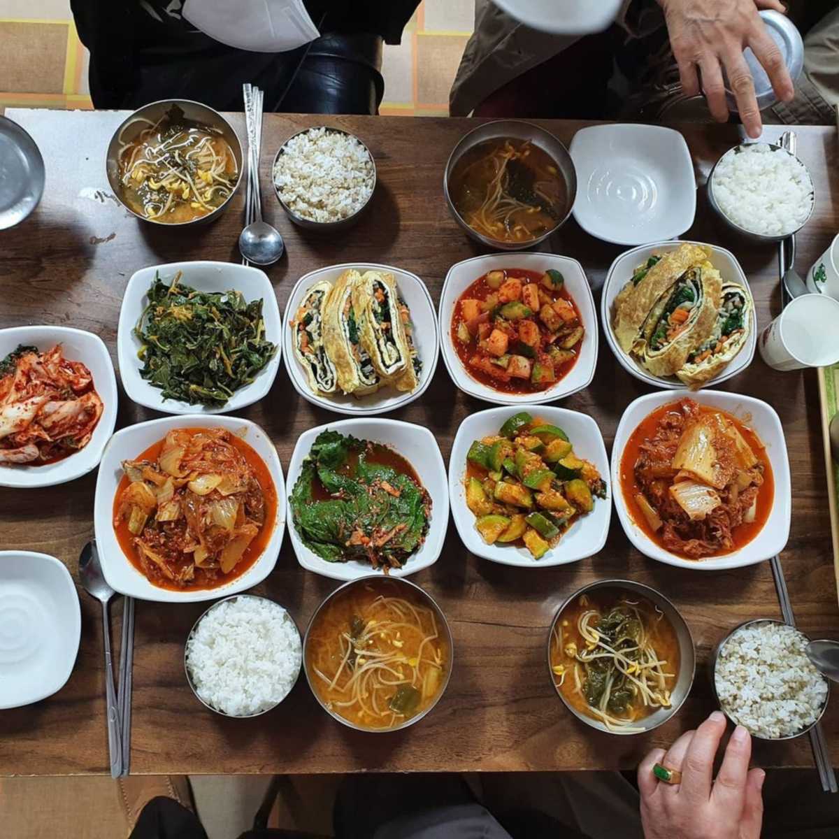 따뜻한 집밥의 정수를 담은 푸짐한 한 상, 백반 맛집 5곳 | 핫식신