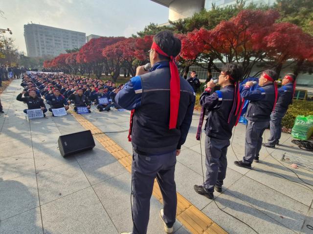 한국GM 노동자들이 산업은행 앞에서 고용 보장을 다사진아주경제DB