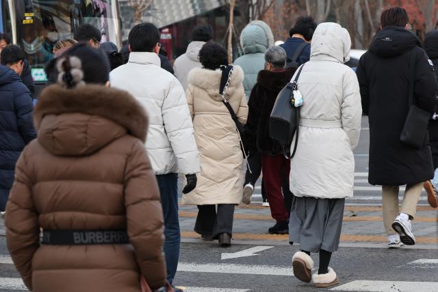 서울 종로구 광화문네거리에서 두꺼운 외투를 입은 시민들이 이동하고 있다 사진연합뉴스