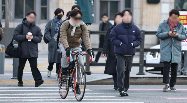 아침 최저기온이 -1∼7도로 추운 날씨를 보이는 지난 26일 서울 종로구 광화문 세종대로 사거리에서 출근길 시민들이 발걸음을 옮기고 있다 사진연합뉴스