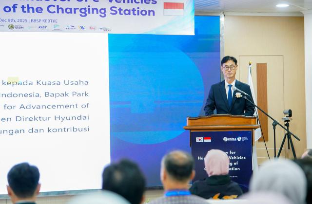 한자연이 인도네시아에서 전기차  전달 및 충전기 개통식을 진행하고 있다사진한자연 