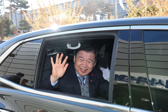 유철환 국민권익위원장이 31일 정부세종청사 7동 대회의실에서 열린 이임식을 마친 뒤 청사를 떠나고 있다. ⓒ연합뉴스