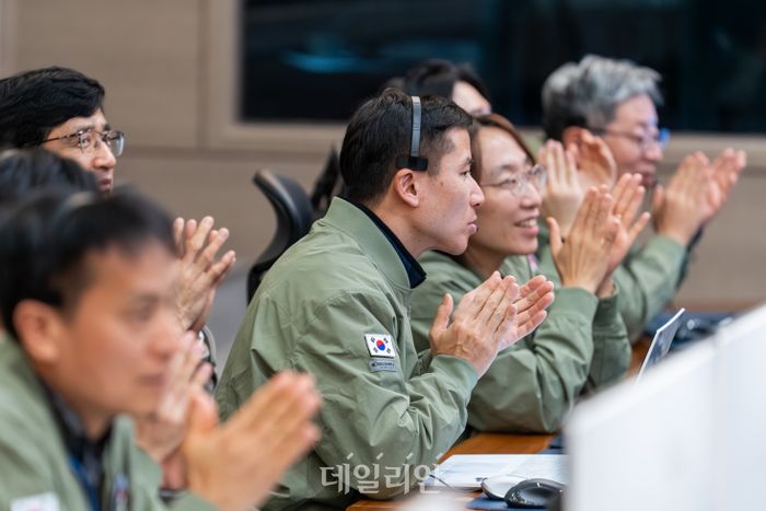 지난 2일 대전 한국항공우주연구원 위성종합관제실에서 연구진들이 다목적실용위성 7호 교신 성공 시 박수를 치고 있다.ⓒ한국항공우주연구원