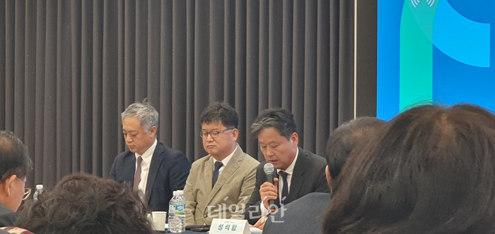 성석함 SK텔레콤 사업협력실장(오른쪽)이 1일 오후 2시 서울 강남구 아이티스퀘어에서 ‘이동통신 주파수 재할당 세부 정책방안’ 공개설명회에서 발언하고 있다.ⓒ데일리안 조인영 기자