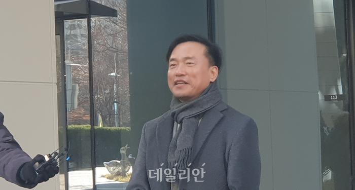 김종철 방송미디어통신위원회(방미통위) 위원장 후보자가 3일 오전 10시 정부과천청사 인근 인사청문회 준비용 임시 사무실에 첫 출근한 자리에서 질의응답에 답하고 있다.ⓒ데일리안 조인영 기자