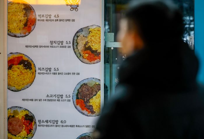 서울시내 분식집에 김밥 가격이 나와있다.ⓒ뉴시스