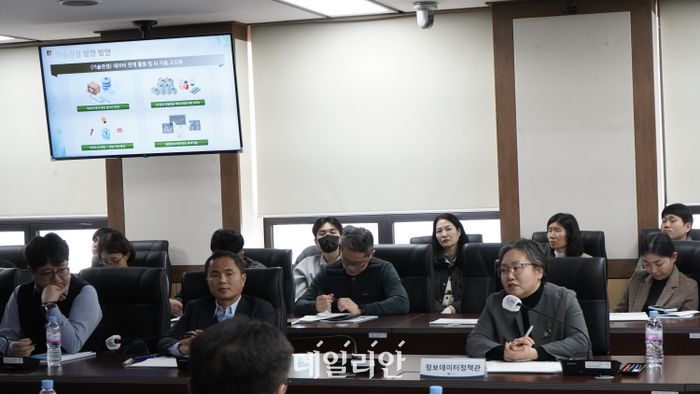 하유정 정보데이터정책관(오른쪽 첫 번째)이 29일 정부대전청사에서 열린 인공지능 기반 통관 영상관리 솔루션 사업 완료보고회에서 발언하고 있다.ⓒ관세청