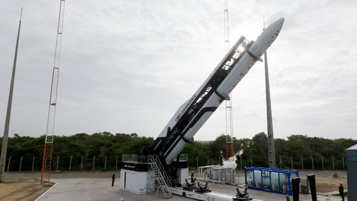 민간 우주 발차세 기업 이노스페이스는 이노스페이스는 20일 오전 9시 30분(한국 시간) 브라질 공군 산하 알칸타라 우주센터에서 한빛-나노를 발사하려던 시도를 중단했다고 밝혔다. 사진은 발사체 기립 후 텔레메트리, 비행종단시스템(FTS), 레이더 등 기능 점검을 마친 한빛-나노 우주 발사체 모습. ⓒ뉴시스